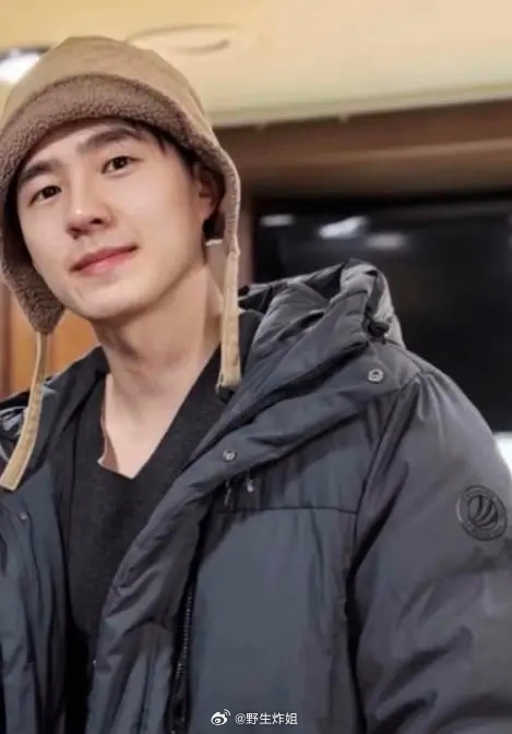 周冬雨和刘昊然这是最近的穿搭 帽子这不是一模一样吗？ 