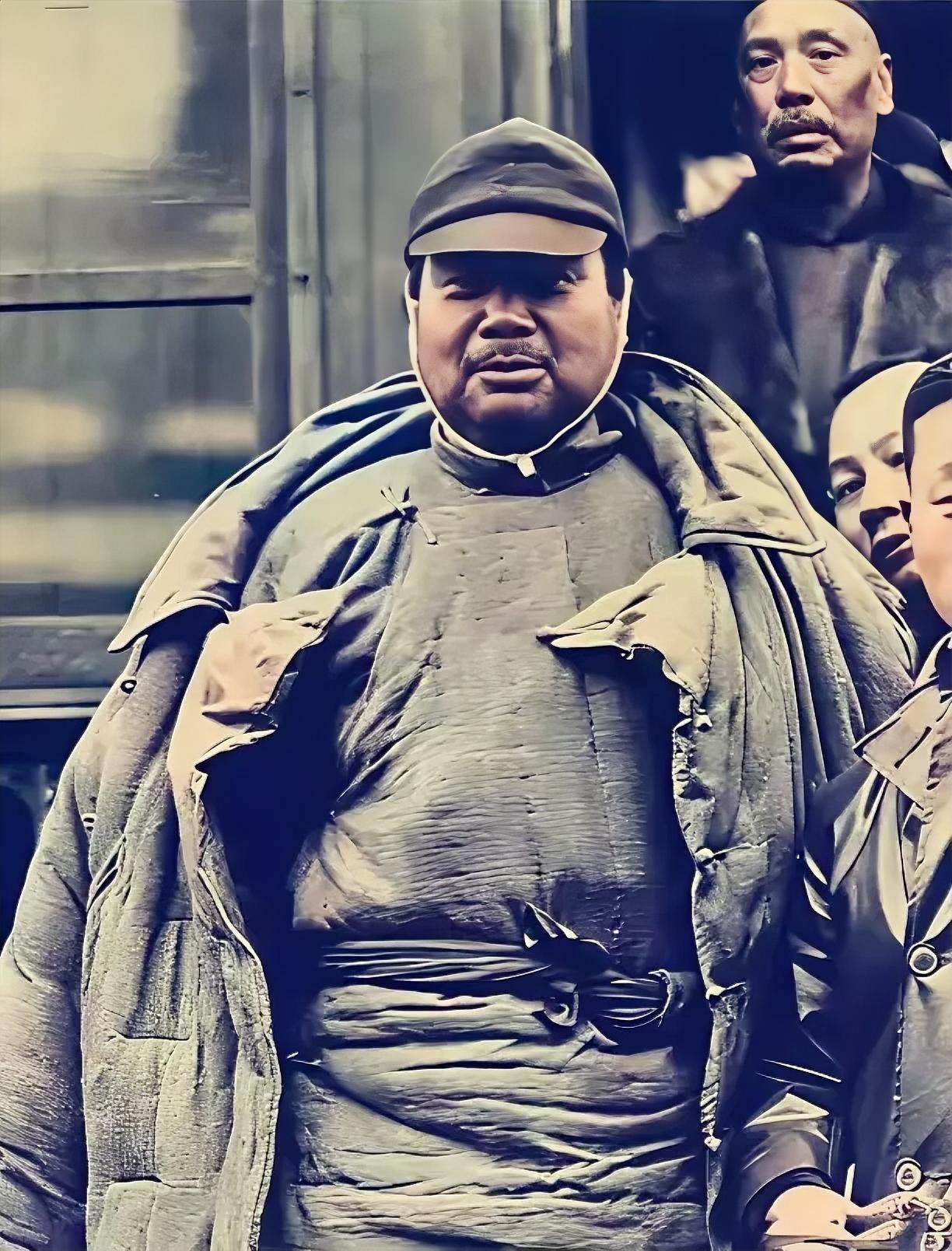 1927年，蒋介石邀请冯玉祥到徐州会谈，可谁知，蒋介石和一行随从的官员，在车站等