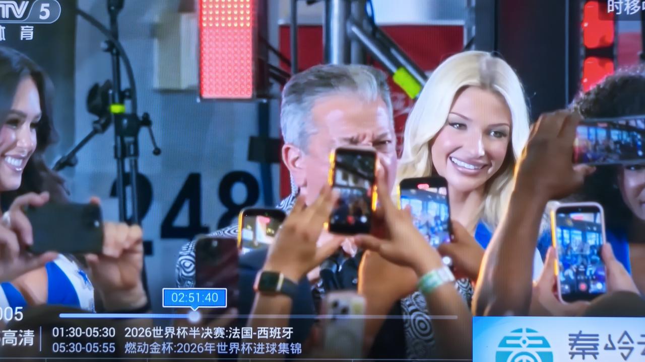 UFC金嗓子布鲁斯·巴佛正在美女簇拥下为世界杯半决赛法国vs西班牙喊麦🎤😁?