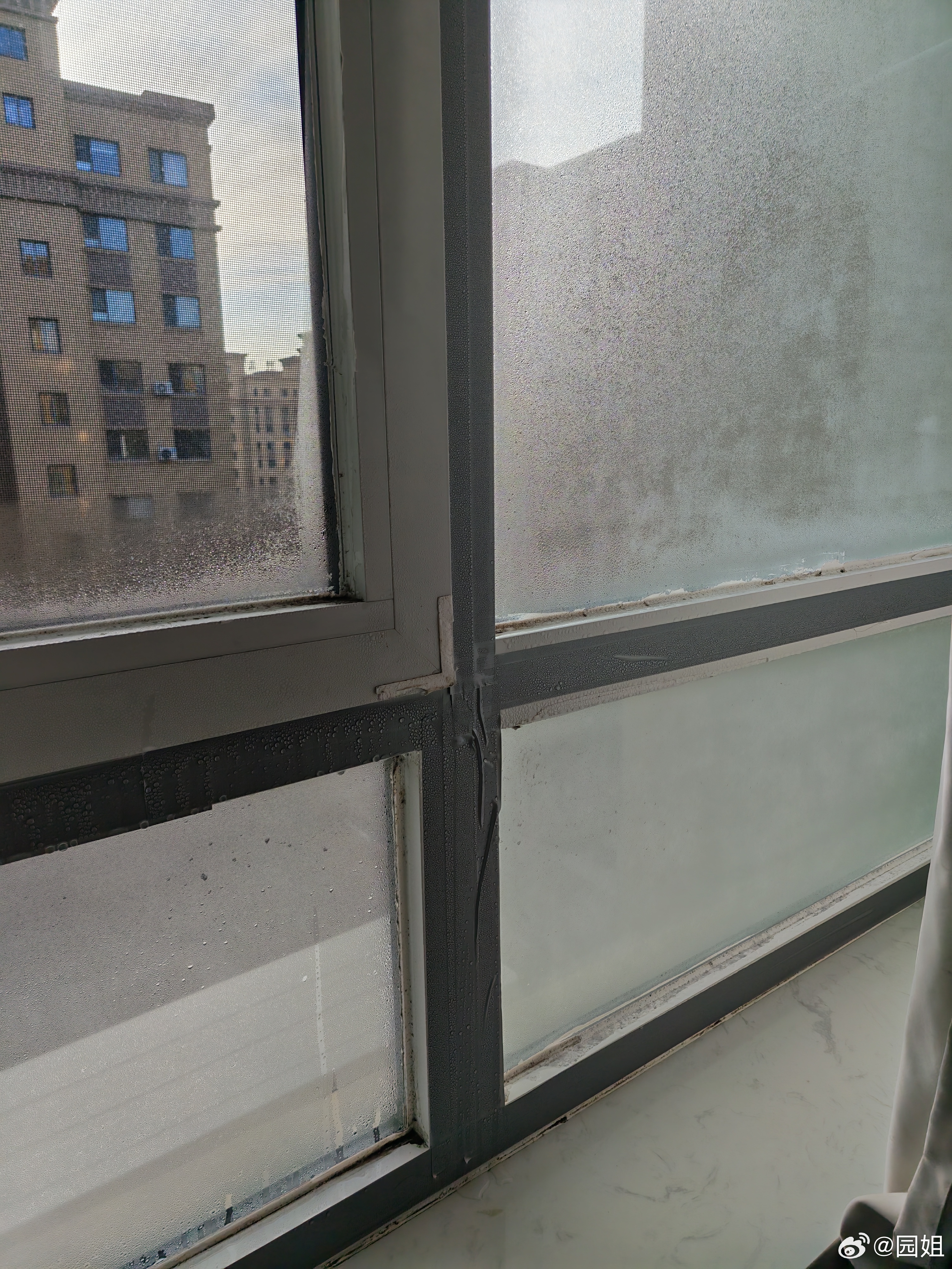 东北人出门一定先看看玻璃上挂了多少水珠，要是全满了今天很冷，目测今天不到零下十度