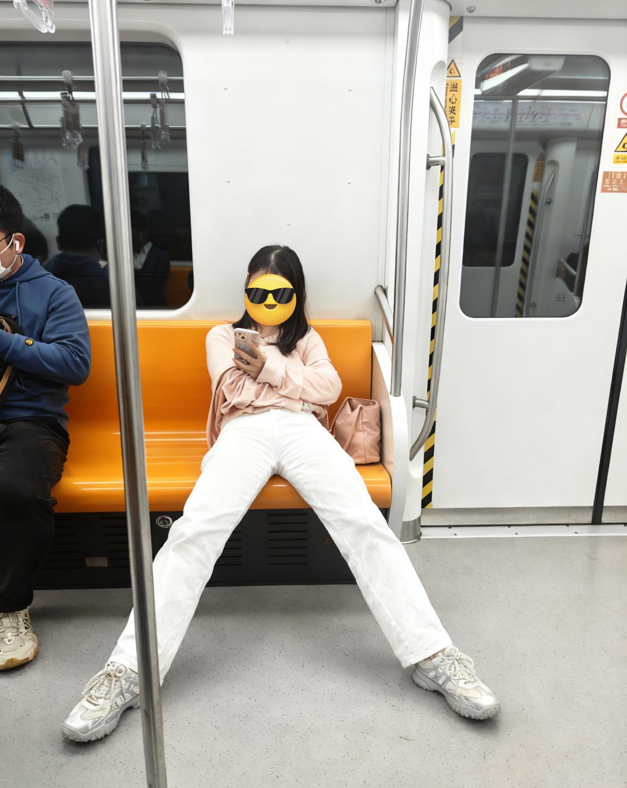 这是多么霸气的女人啊！
幸亏地铁这个时间的人不多，大家坐的都很分开！
但是我看到