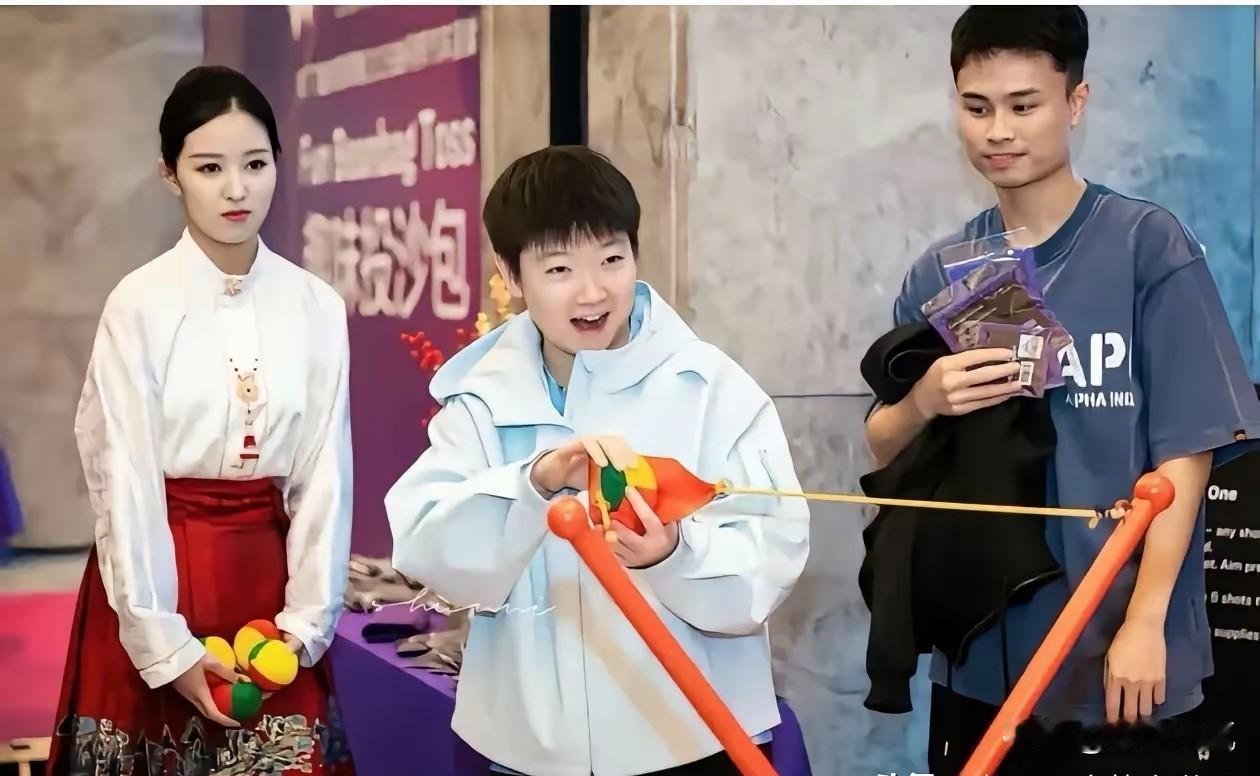 本来只得罪一个，说声场外给队友打气，用词不当，道歉就过去了；现在又报警，又扯上周
