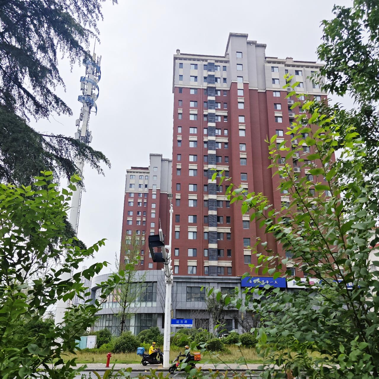 乘坐地铁三号线在敦化路站下车后，行走到敦化路与延吉路交叉口处时，在路边有一卖莲蓬
