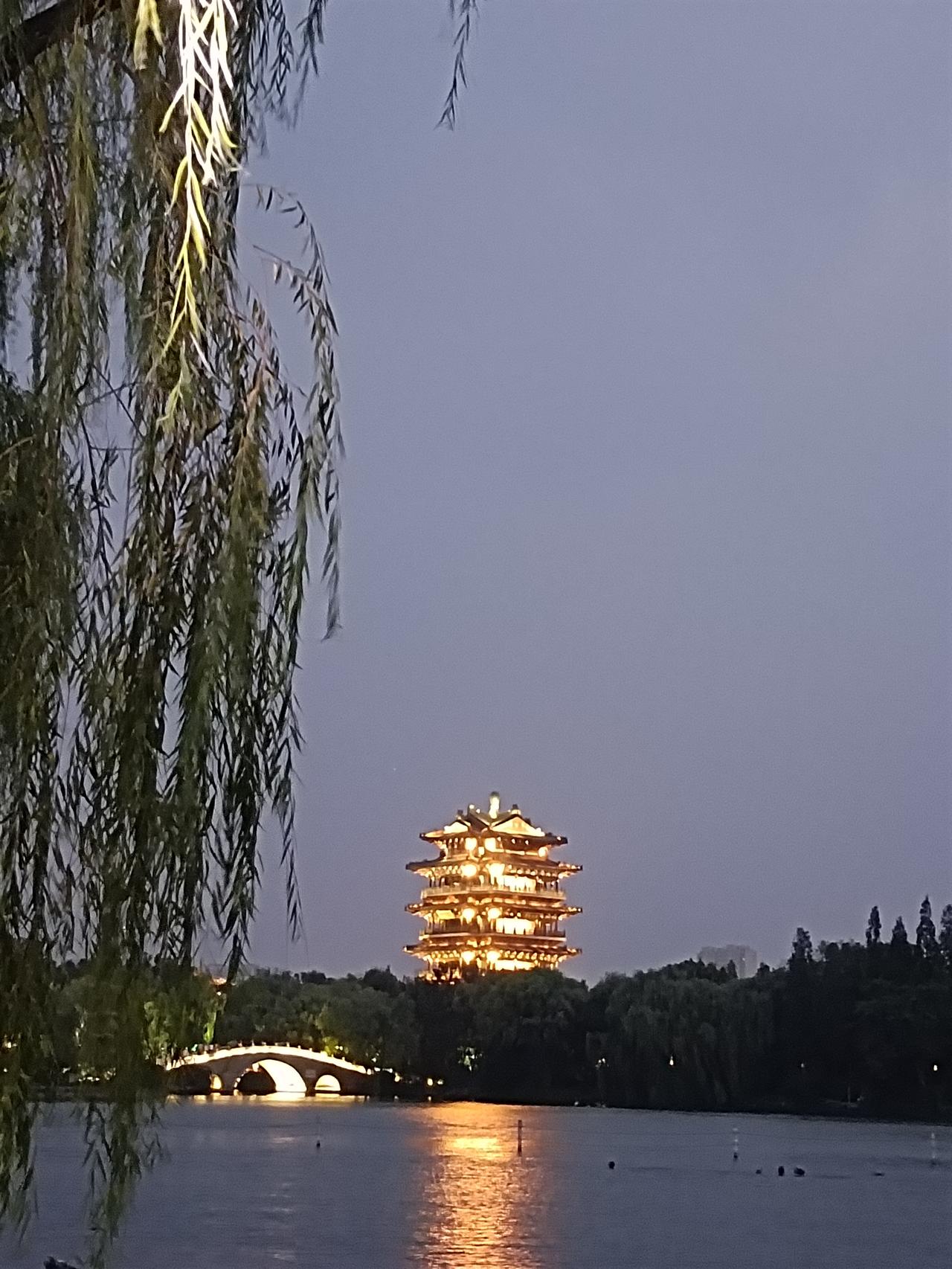 怎么样让自己保持快乐的心情快乐不是等风来，而是学会在雨中跳舞。少比较，多感受；少