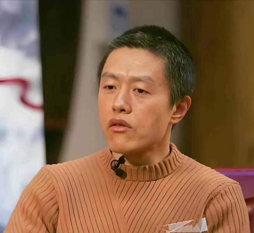 饺子导演的做法确实让人有些看不懂。他对员工工作强度要求高，看似没良心，但他为了拍