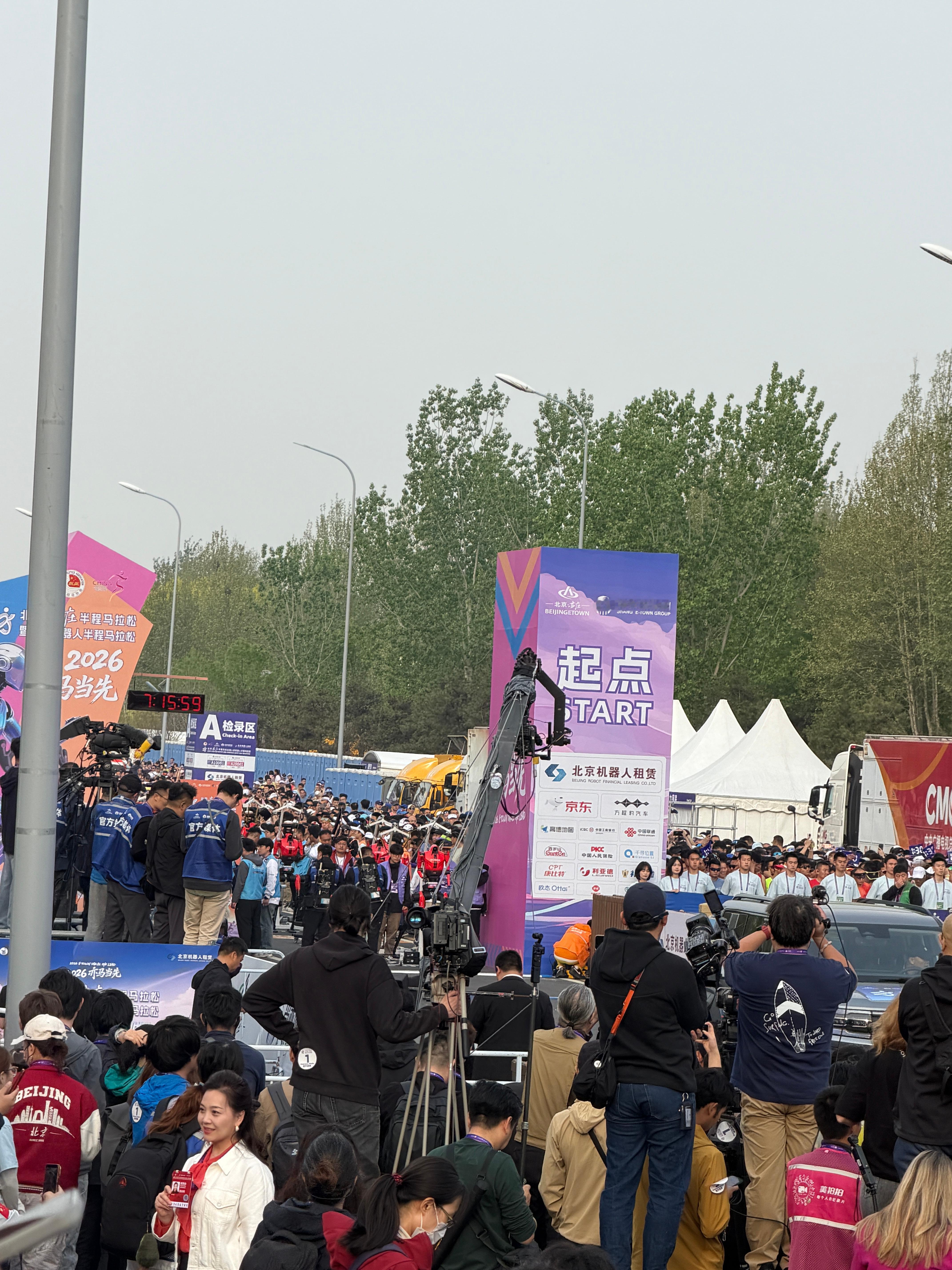 今天北京亦庄机器人半马，大家猜猜哪个机器人会夺冠，第一个猜对的老规矩奖6.66?