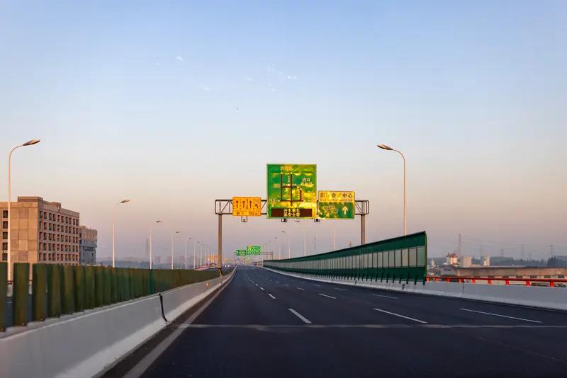 上海绕城高速这单车侧翻事故还挺频繁。4月5日中午12时许，G1503上海绕城高速