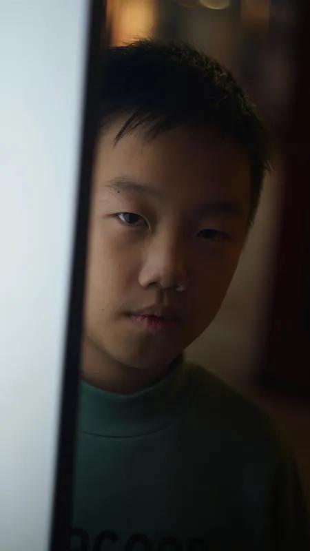 夜深人静之时，我睡得迷迷糊糊，突然被表弟的电话惊醒。
表弟焦急地说：“哥，能不能