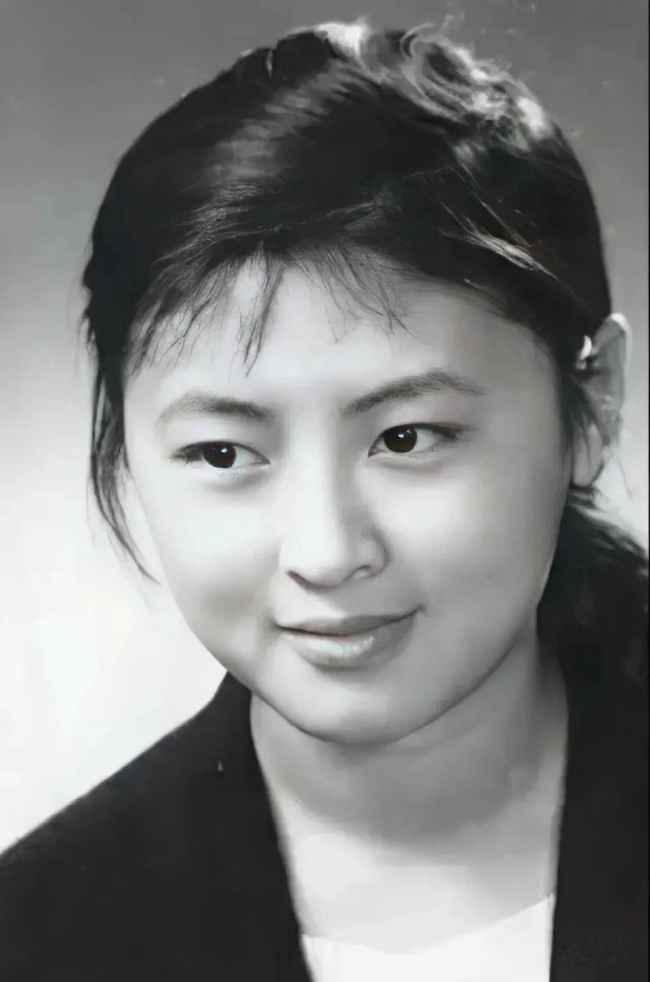 杨丽坤太可惜了，平生只演了两部戏。
却是，仅仅的两部戏《五朵金花》和《阿诗玛》都