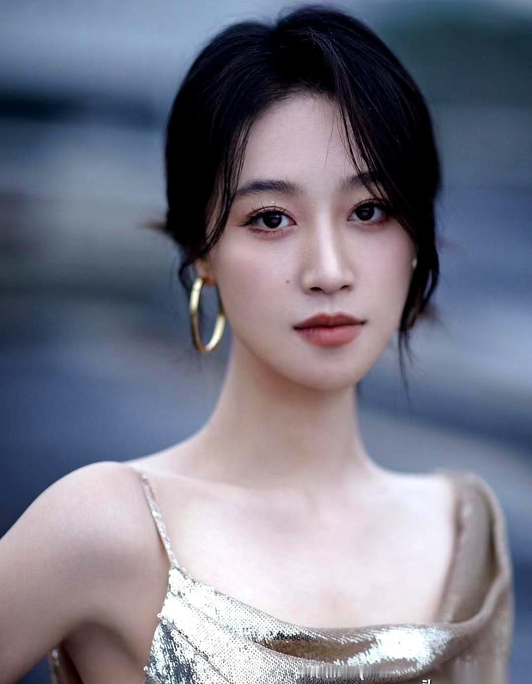 这两天的文娱热榜，时间线撞得像一出排演好的话剧。
这头，无数网友还在为曹骏疯狂敲