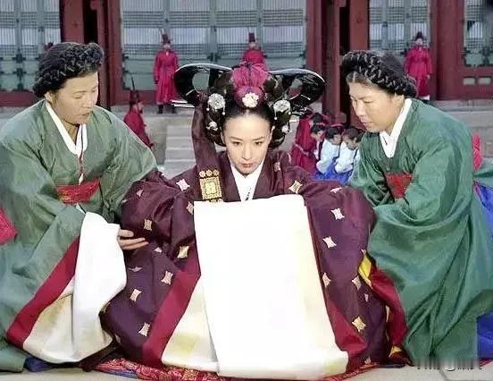 顺治12年冬至宴会上，李朝使者李恺胤看着歌舞却满面愁容，顺治帝不解，李恺胤突然跪