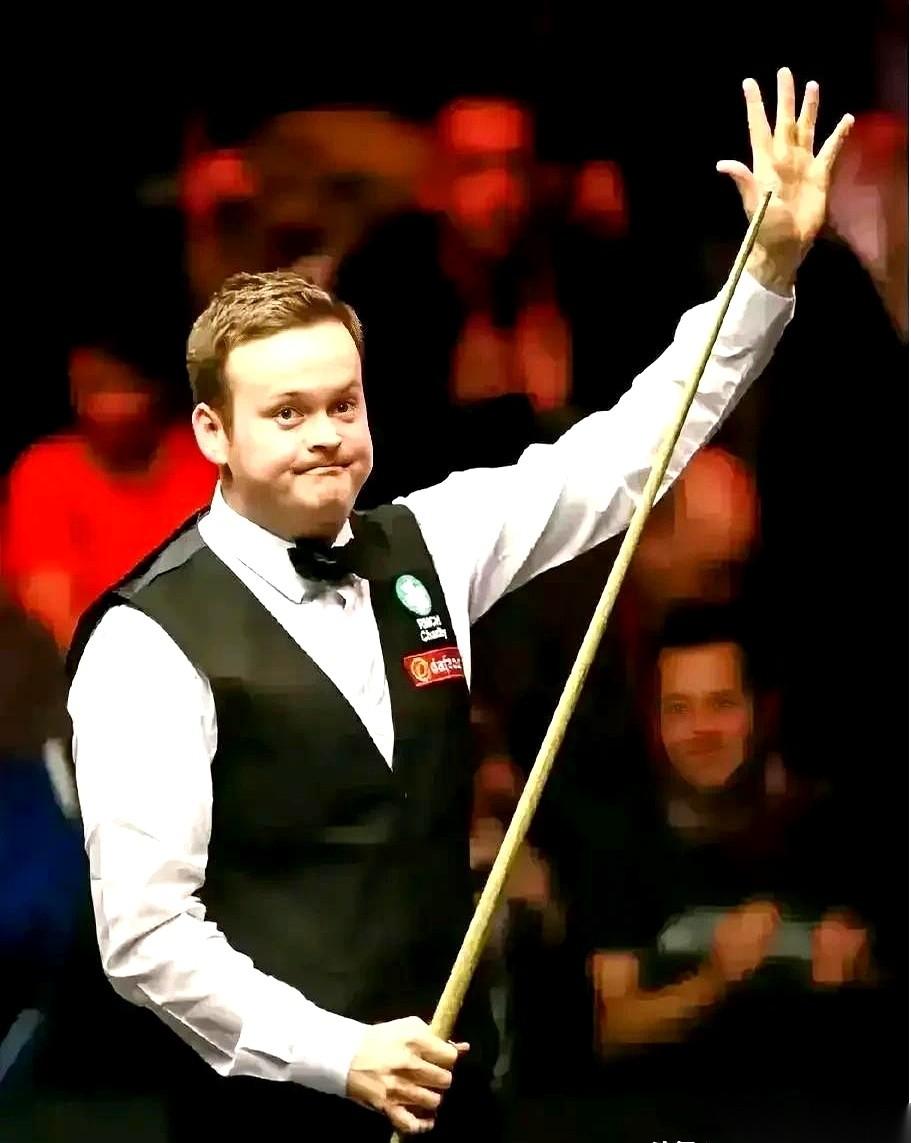 比赛打到3-5，希金斯手握赛点，我手机都准备锁屏去睡了。
讲真，对面坐的是谁？是