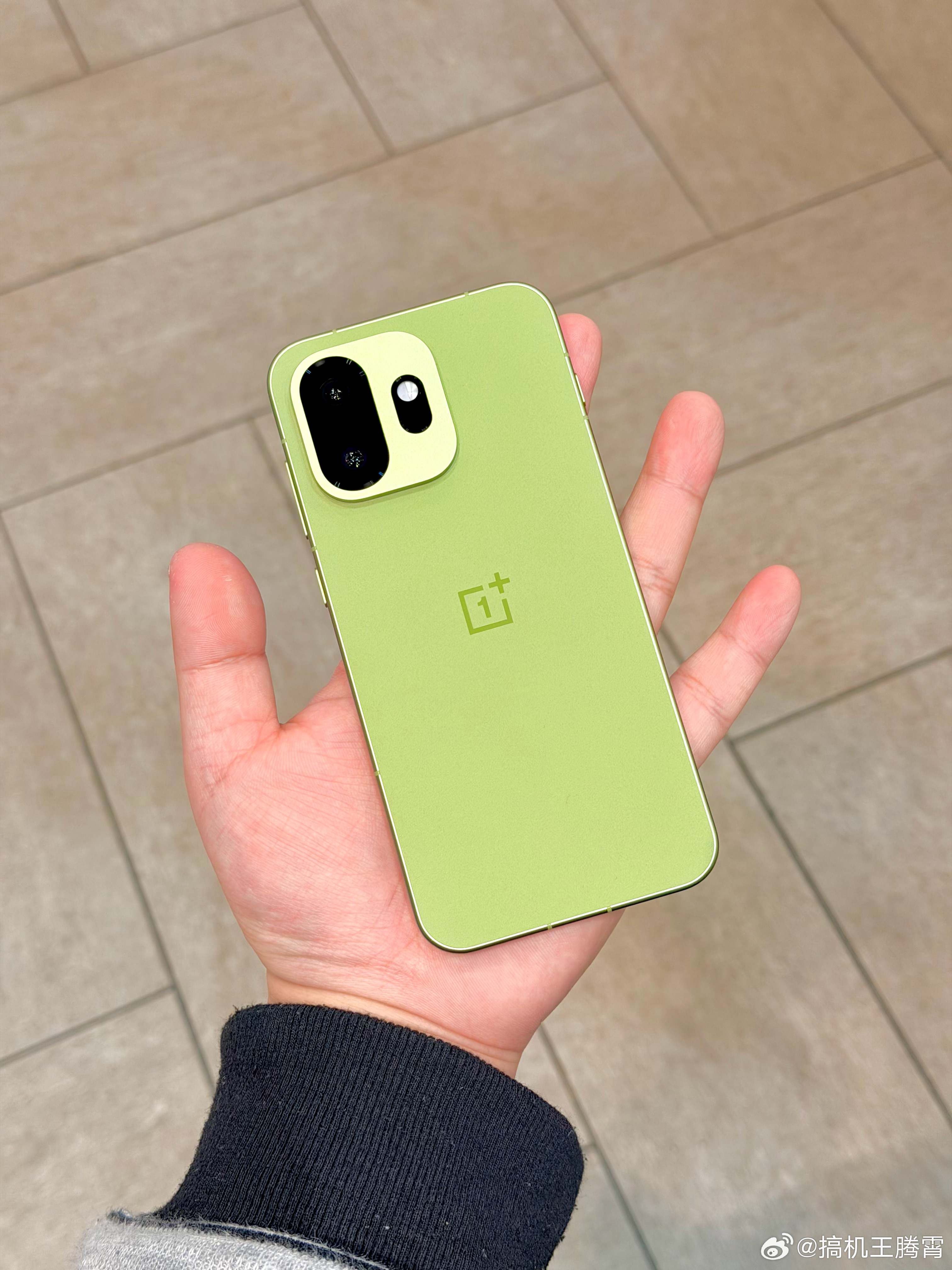 摸到绿色一加15T了，属于和我那台白色版本一样好看的类型，这机器我们测下来吧，续