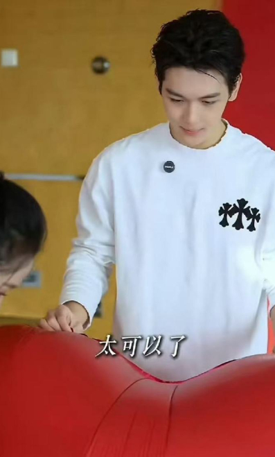 男大十八变，晴格格王艳的儿子现在变得好帅好有型啊。 