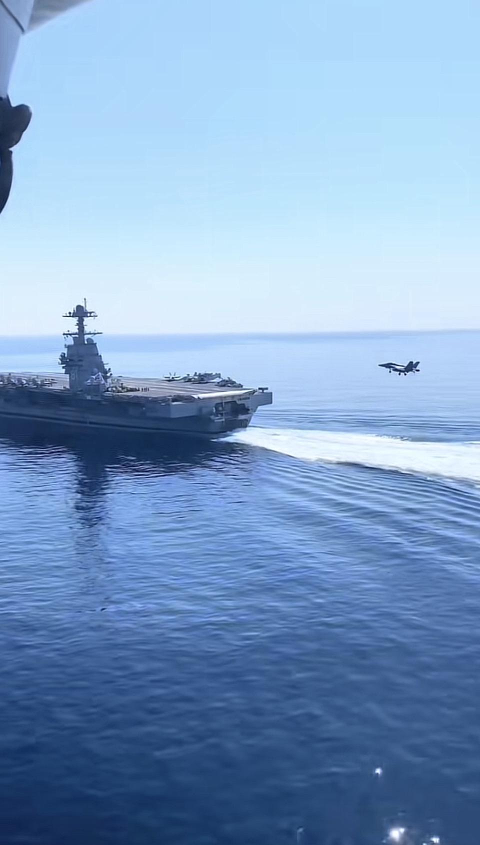 战机从航母甲板上腾飞的瞬间，尾焰喷射出炽热的光芒，恰似冬日里燃烧的火焰。它们在空