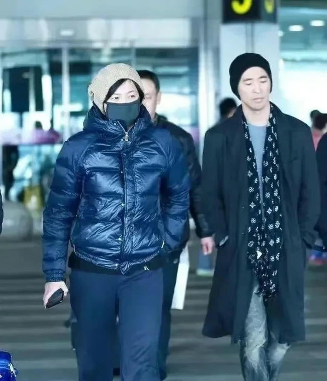 46岁徐静蕾腰身圆了，身旁黄立行腹肌依旧。
她早就把卵子冻上了。
不是备用，她说