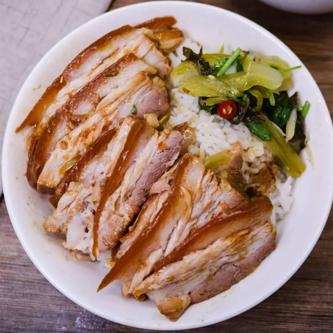 猪脚饭这玩意儿，在广东潮汕那边可火了，卤汁咸甜入味，猪脚又Q弹又香，价格还实惠，