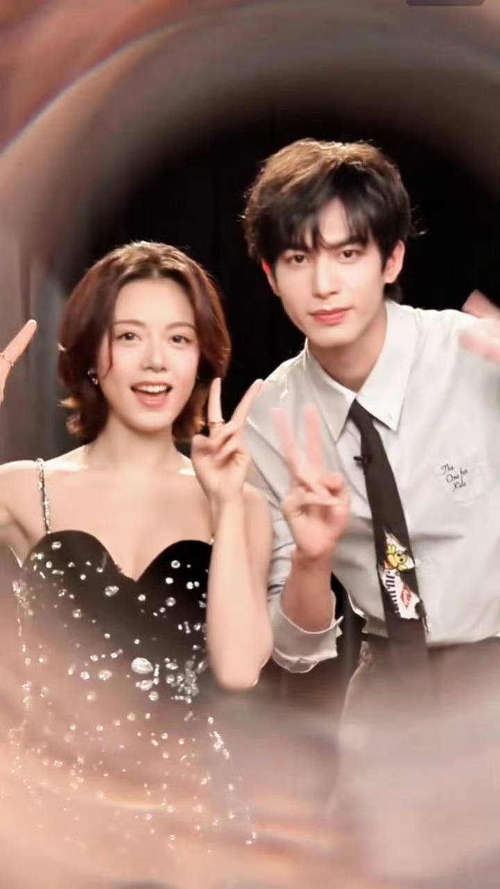 宋威龙 赵今麦双人直播截图，说实话作为路人看，氛围感挺好的。 