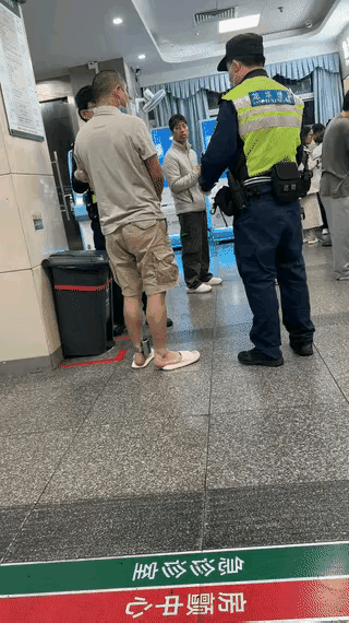 如果是犯罪情节较轻的在押人员，在警察的监护下戴新型的电子镣铐去医院看病，比佩戴传