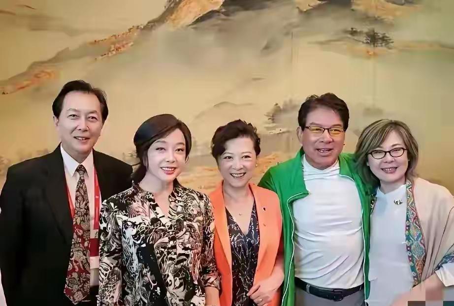 80年代影史被反复观看，却漏掉了最该同框的五张脸。
你记得朱时茂和丛珊在车站互望