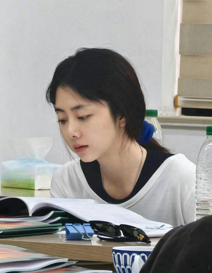 谭松韵好美好香甜不起来的建议找谭松韵报私教 谭松韵是真的又美又有气质，温柔得恰到
