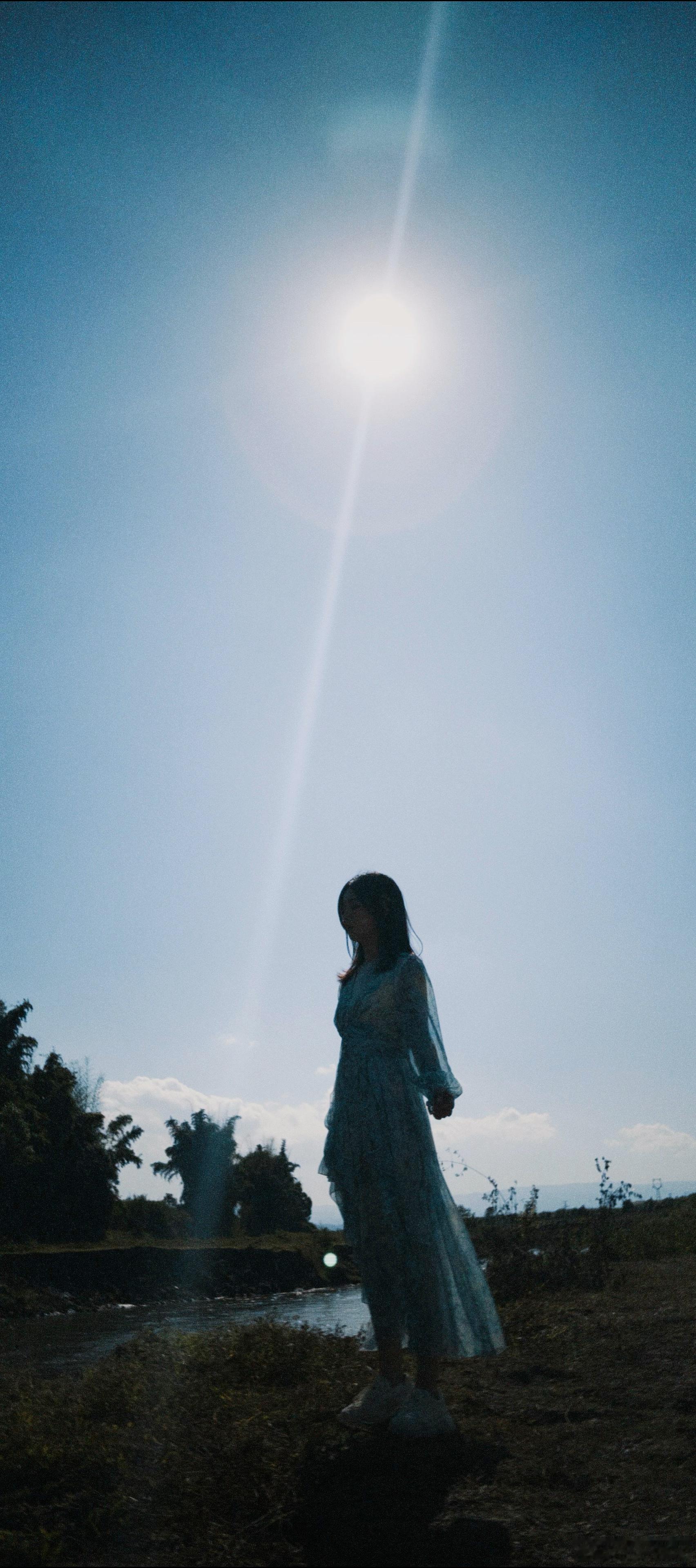 #阳光包裹的乔妍##赵丽颖乔妍背光剪影#自头顶开始落下的温暖将乔妍轻柔包裹，无论