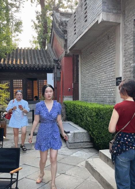 这段网友视角下的霍思燕，肉眼可见的局促和尴尬。

这位网友应该是来北京游玩，偶然