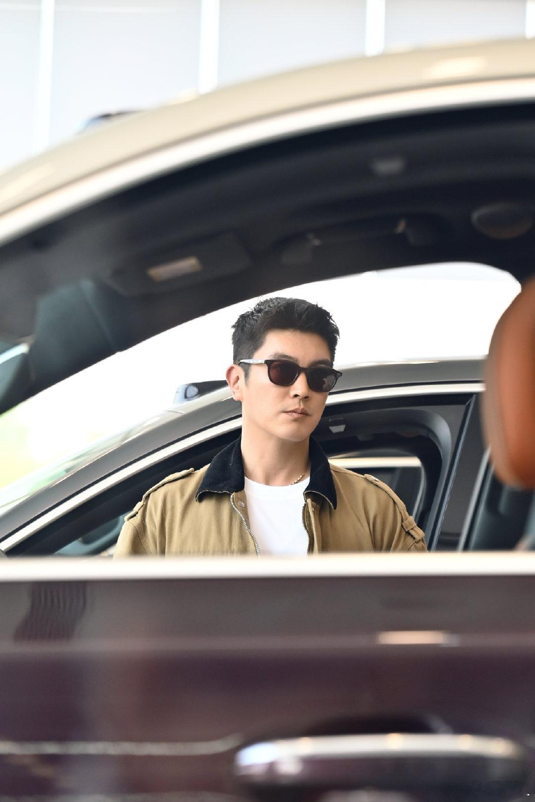 霍思燕杜江北京车展现场下订 明星家庭选车不摆拍、不敷衍！霍思燕杜江现身北京车展，