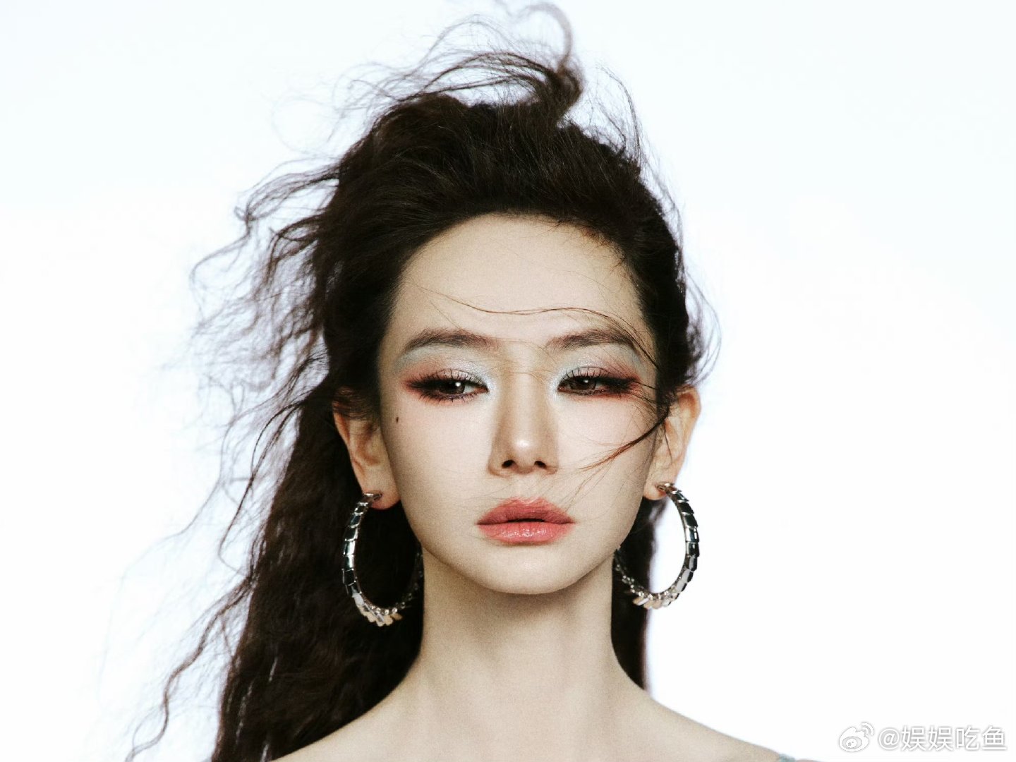 戚薇AI短剧 雷霆视角戚薇是真敢尝试新东西，当很多人还在对AI持观望态度，她已经