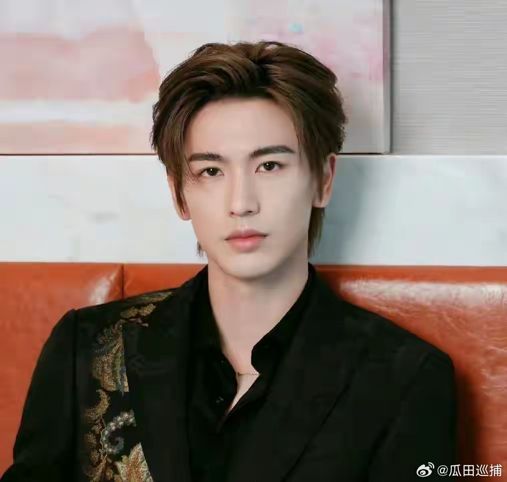 一路看下来，张凌赫比王鹤棣处事要聪明不少。张凌赫之前因为《逐玉》饱受吐槽，“粉底