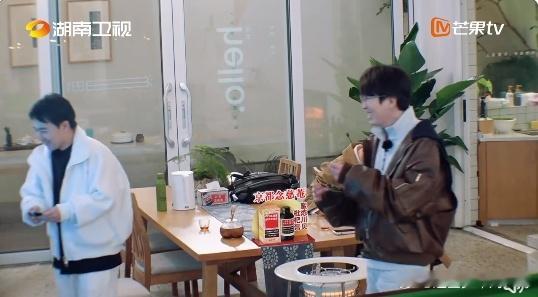 #毛不易连自夸都慢半拍#家人们谁懂啊，真的好喜欢看我们仨，真的笑点十足，毛不易自