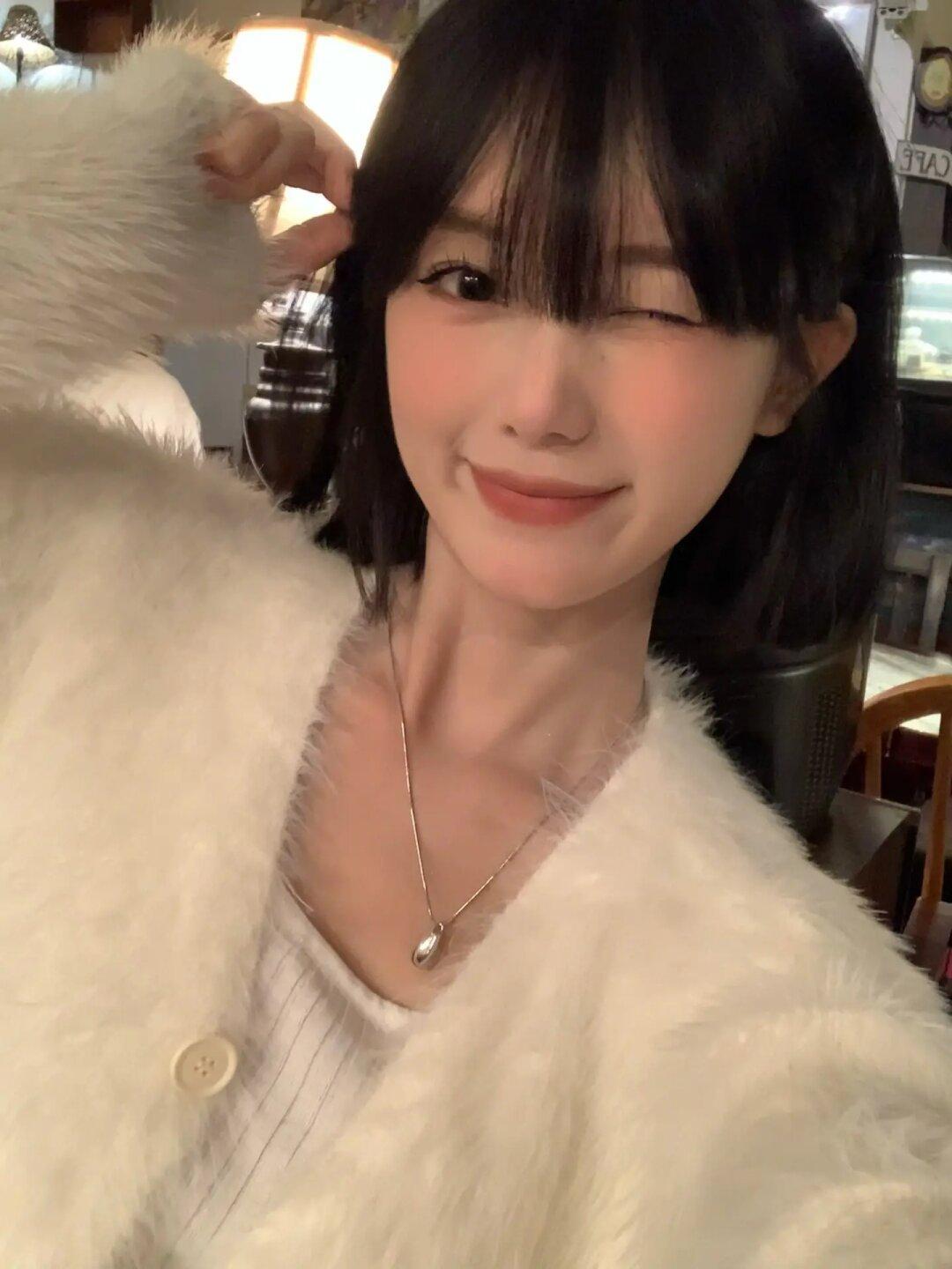 韩女拍照懂姐感的