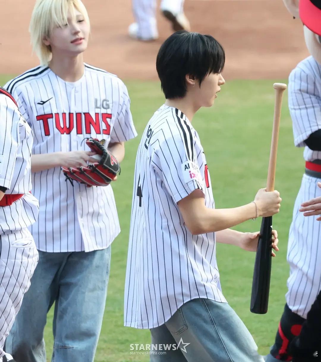 李清明开球⚾新闻图 扛住镜头了吗 