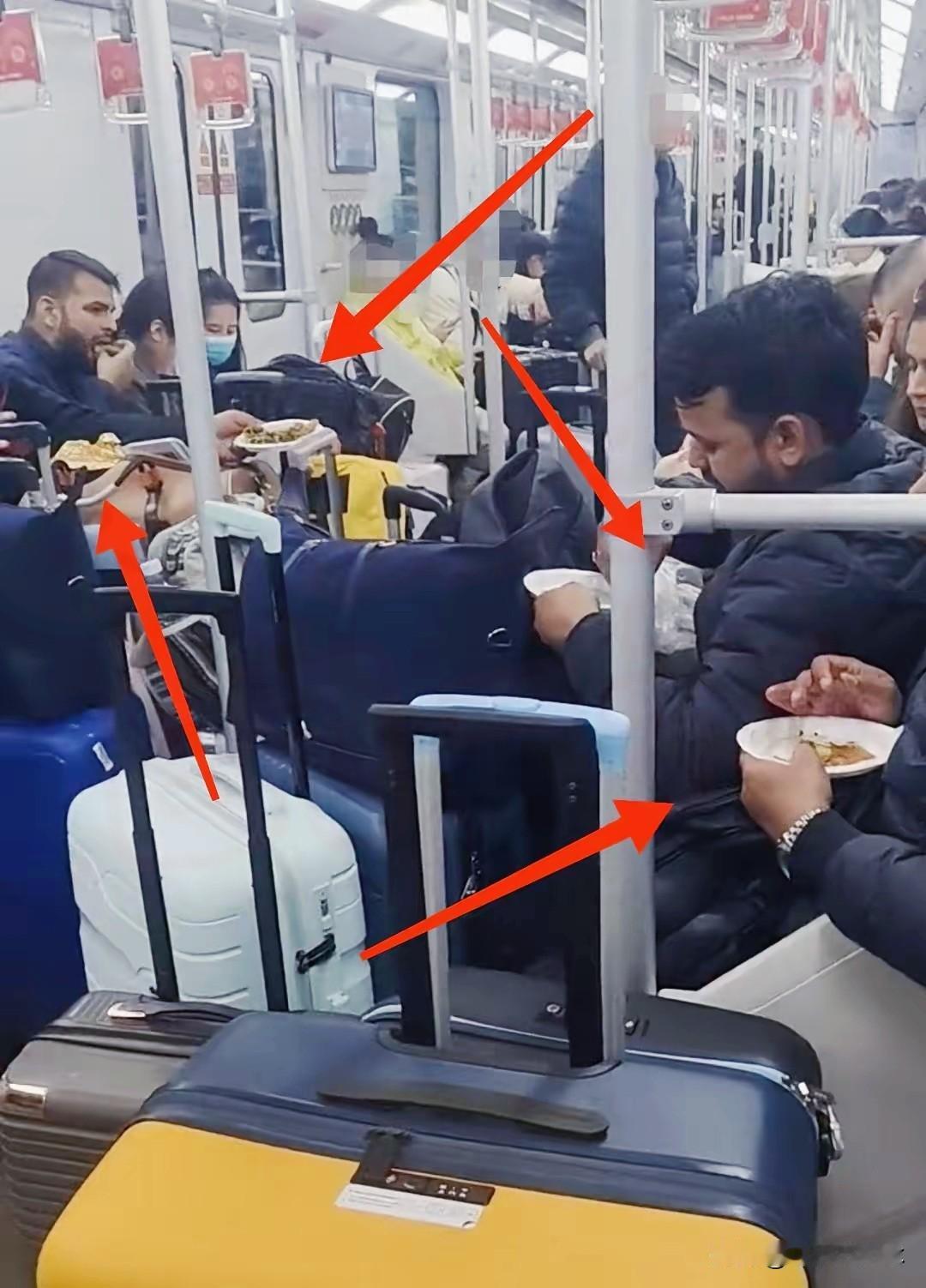 朋友的地铁乘务员吐槽：

一群印度游客在地铁车厢里吃咖喱，味道很重。   

说