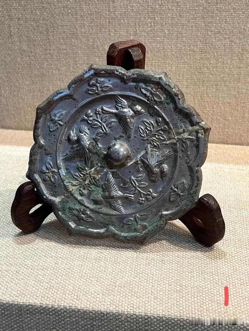 古井里的铜镜

河南一个小村庄修路时，挖出一口北宋古井。井底淤泥中，有一面锈迹斑