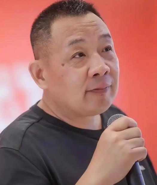 最近于东来的一句话刷屏了，据说是在某次员工会议上说：员工其实不值那么多钱，高薪会