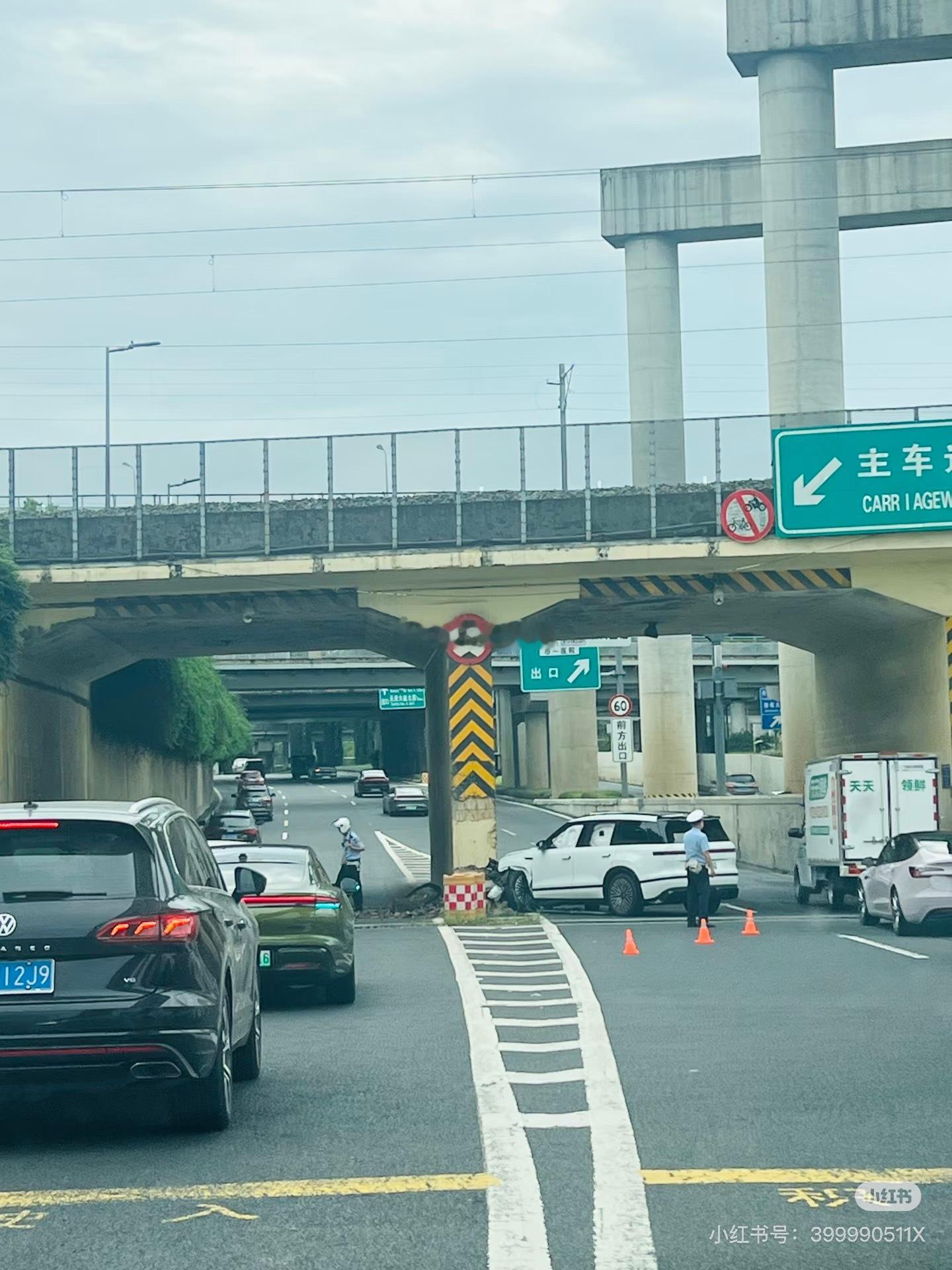往双流机场方向的三环路桥下，一辆私家车撞到了铁路下方柱子，这下有的赔偿了 成都