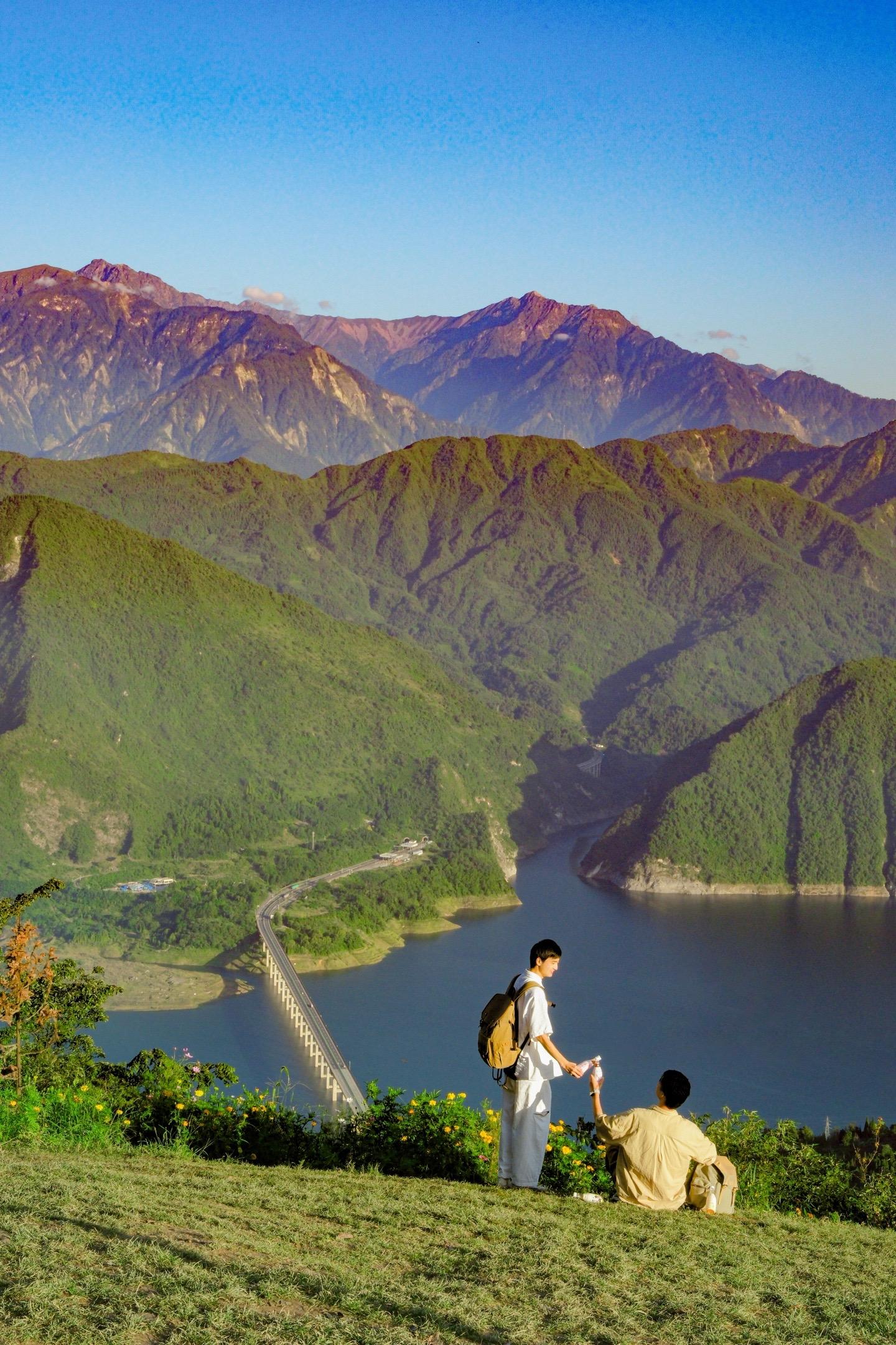 成都这个没被开发的徒步秘境也太美了吧!!Wow没想到成都周边竟然还有这个隐藏在山林之中的小众徒步秘境
也太治愈了吧！！
朋友跟我说：“有些场景仿佛还有种让我置身新疆的错觉~”
恍如绿野仙踪，空气真的好清新！好美！！
·
日出 云海 山峦 森林 草地 花海…
360度全方位观景甚至还能俯瞰整个都江堰市区
趁知道的人还不多赶紧冲！！
·
🌲景点：都江堰云华山
🎫门票：免费（清理费10块）
·
🌇都江堰游玩路线
𝐃𝐚𝐲𝟏：仰天窝广场➠文庙街➠都江堰景区➠南桥
𝐃𝐚𝐲𝟐：云华山➠熊猫谷➠钟书阁