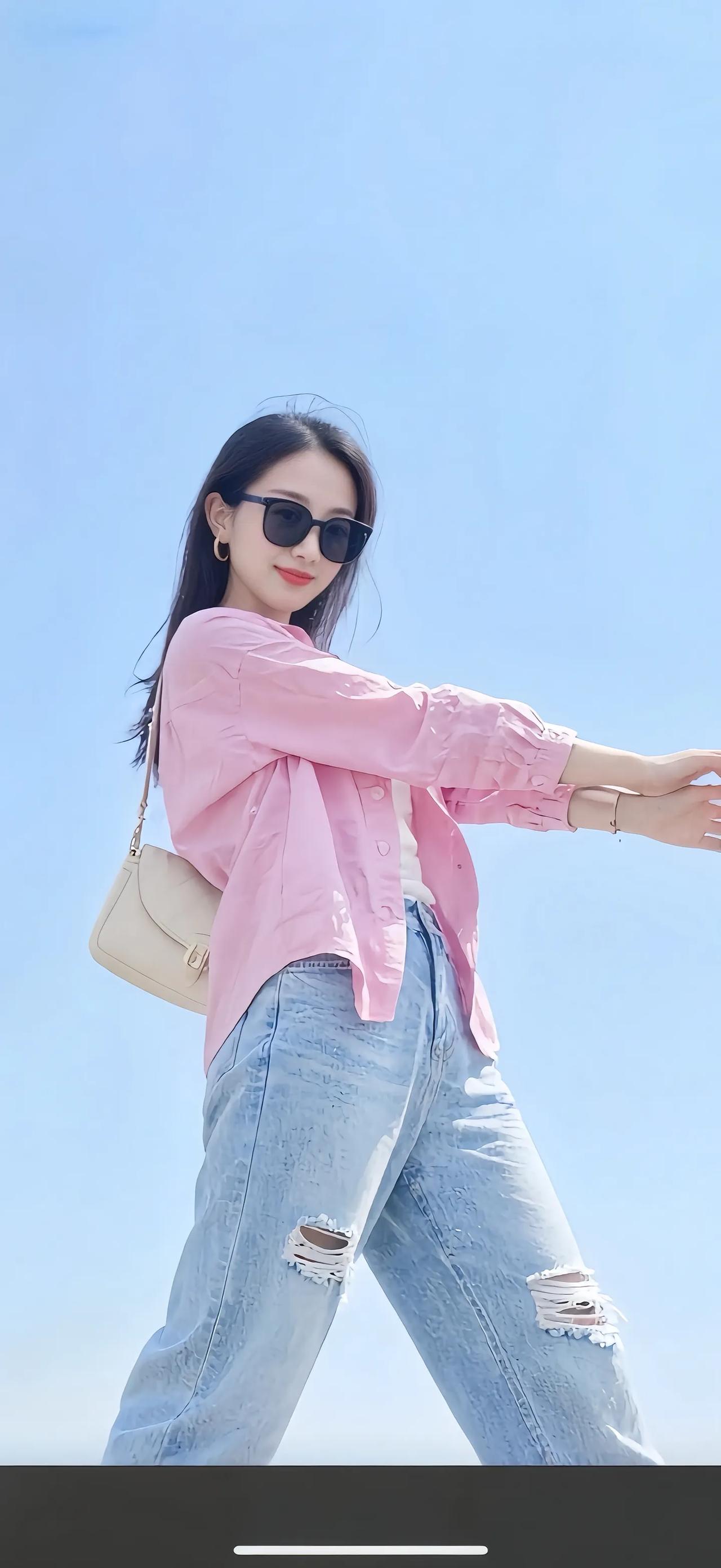 粉衫映日影，蓝衣拂云轻。