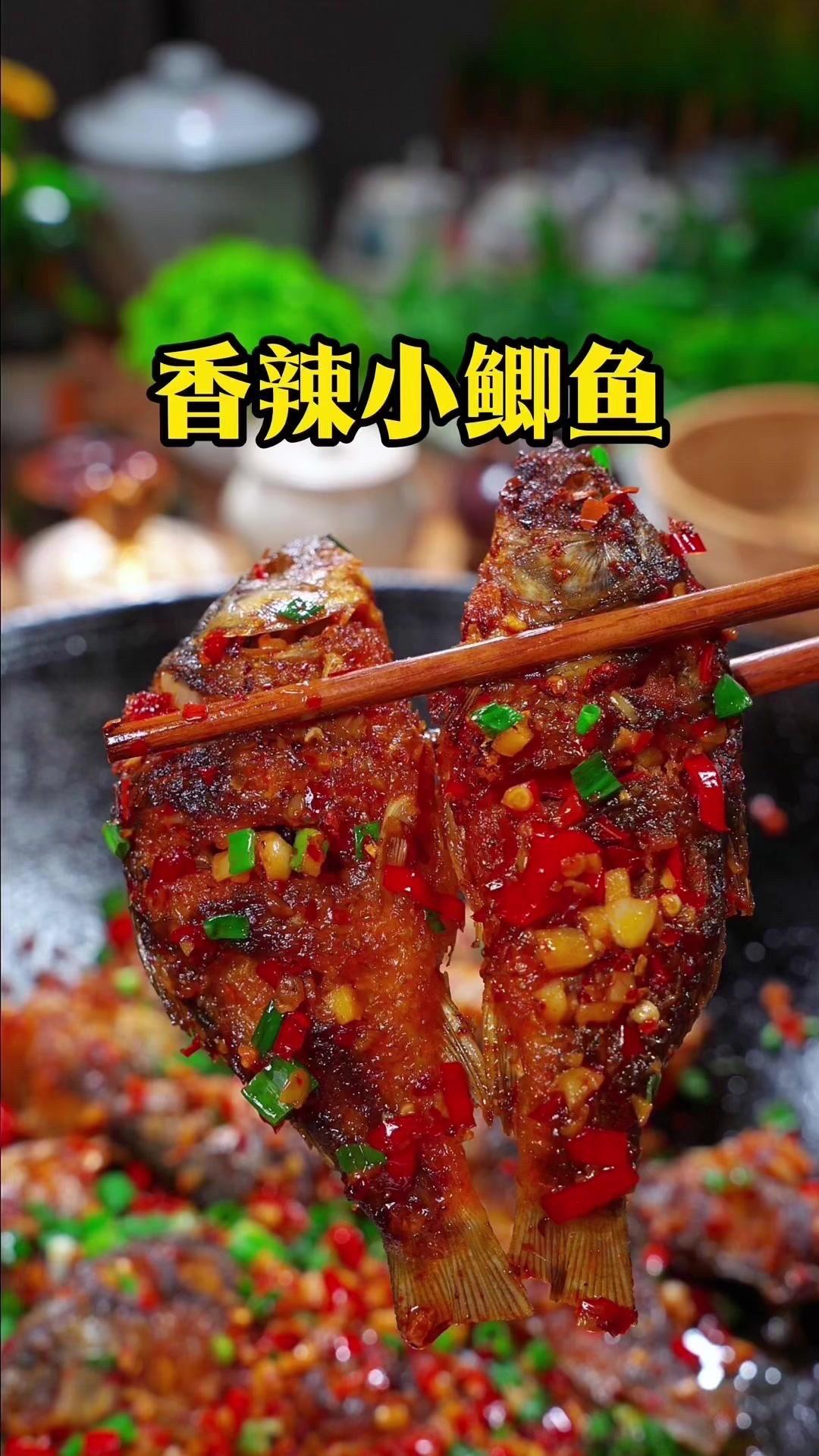 做法超简单，5步就能做出酥脆入味的小鲫鱼，当作下饭菜绝了！

1️⃣腌鱼去腥：小