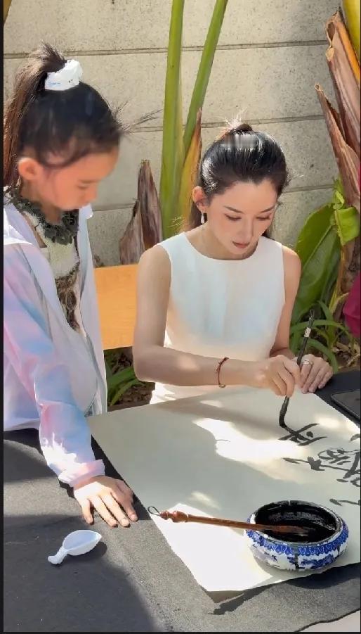 汪峰女友森林北带娃拜师学书法！
汪峰女友森林北晒出带娃拜师学书法视频！大年初五，