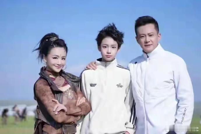 曹颖14岁儿子近照惊艳曝光，五官神似肖战，颜值超高超吸睛，星二代魅力尽显，未来可