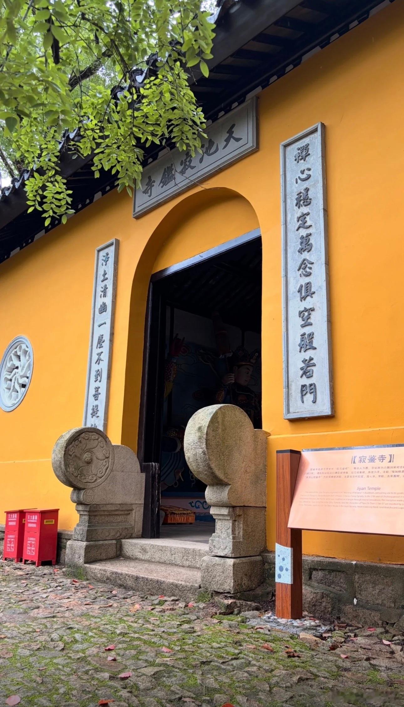 凡所有相，皆是虚妄。若见诸相非相，即见如来