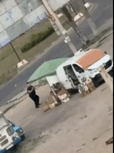 俄军无人机追击1名乌克兰菜贩子，并在他身边引爆。事情发生在今日的赫尔松，泽连斯基