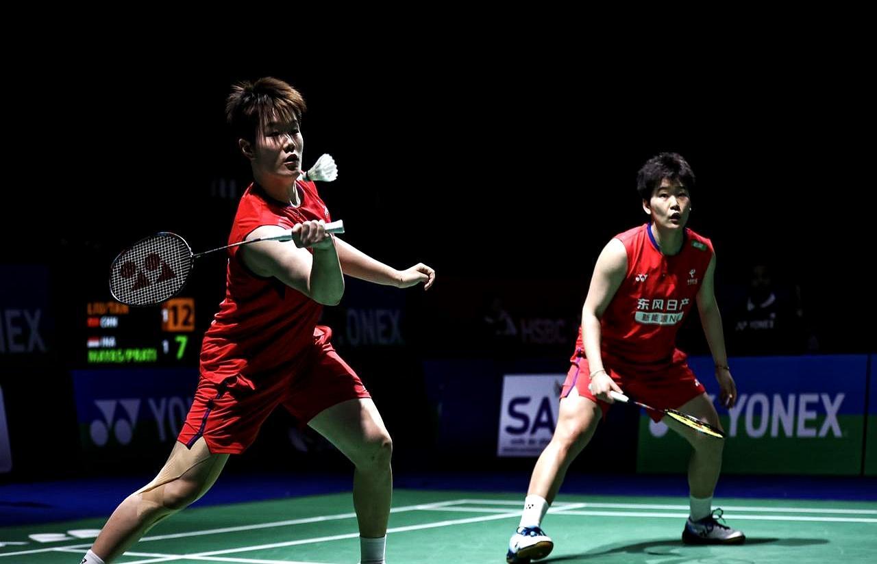 印度公开赛打到四强，女双只剩一句话：中国圣坛组合刘圣书/谭宁继续当门神。
 
1