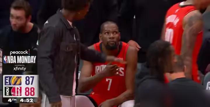 杜兰特又把火箭坑惨了！半场16分的神，下半场直接被打成2分7失误的鬼。
 
湖人