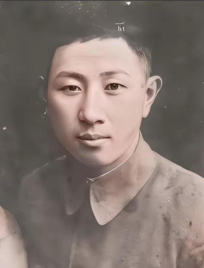 [微风]1936年，西安事变中，侍卫翁自勉舍命救蒋介石，导致右腿落下终身残疾。面