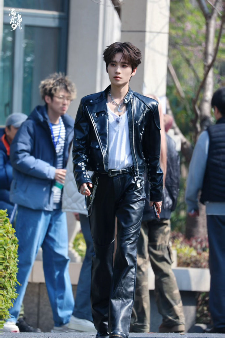 原来井胧也没忘记创造营 风华合伙人里被cue创4，井胧秒开《我们一起闯》，DNA