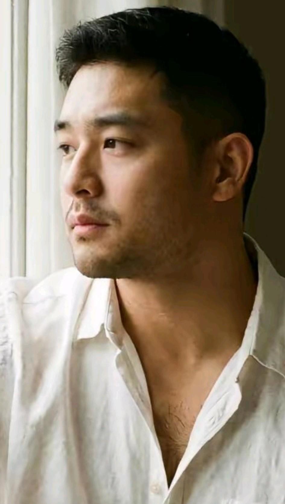 犯花痴了吧，看到他让你一眼沦陷，对这种忧郁型型男神毫无抵抗力，一种冲动感由然而生