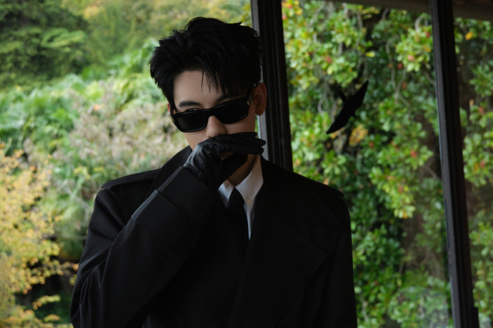 胡先煦唱歌走心走的是杀心胡先煦唱情歌满是杀气，盯着前方的样子超认真，可那股子机灵